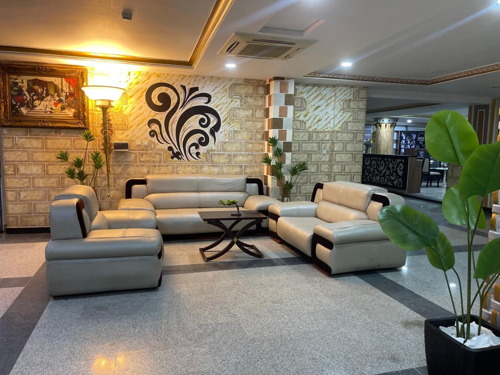 Aa Hotel And Suites Абуджа Экстерьер фото