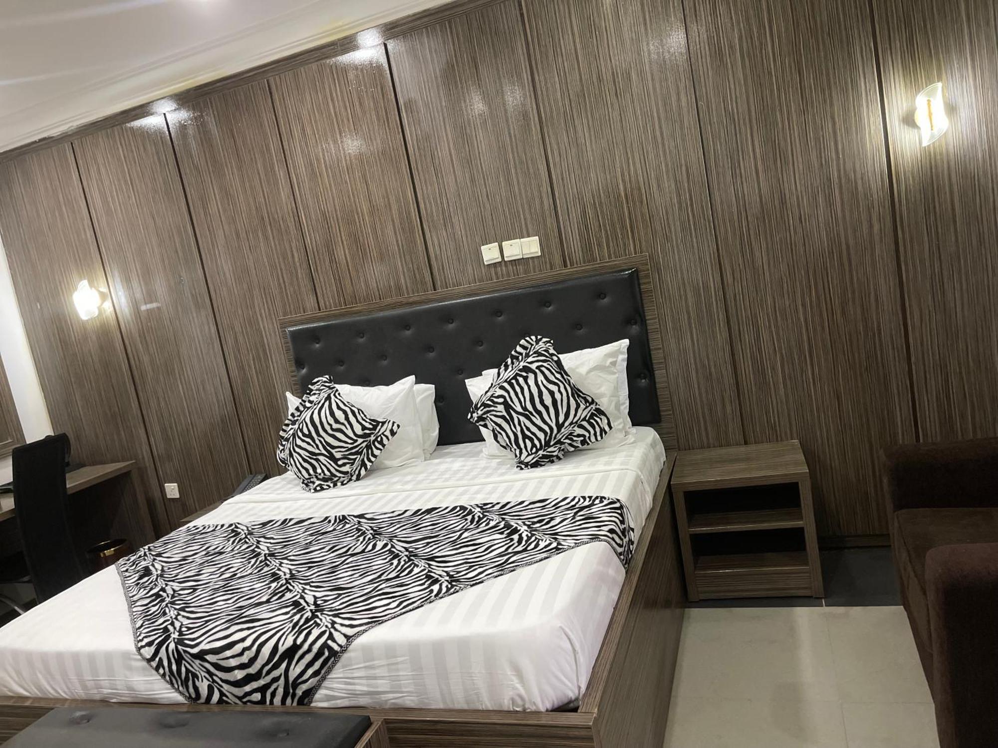 Aa Hotel And Suites Абуджа Экстерьер фото