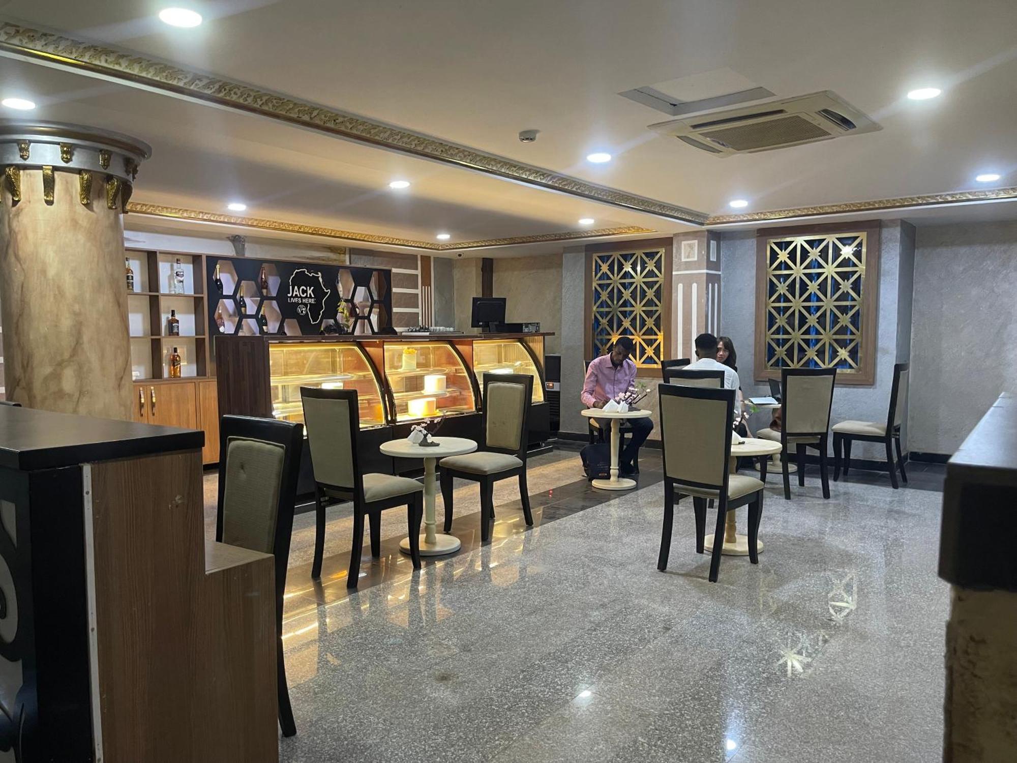 Aa Hotel And Suites Абуджа Экстерьер фото