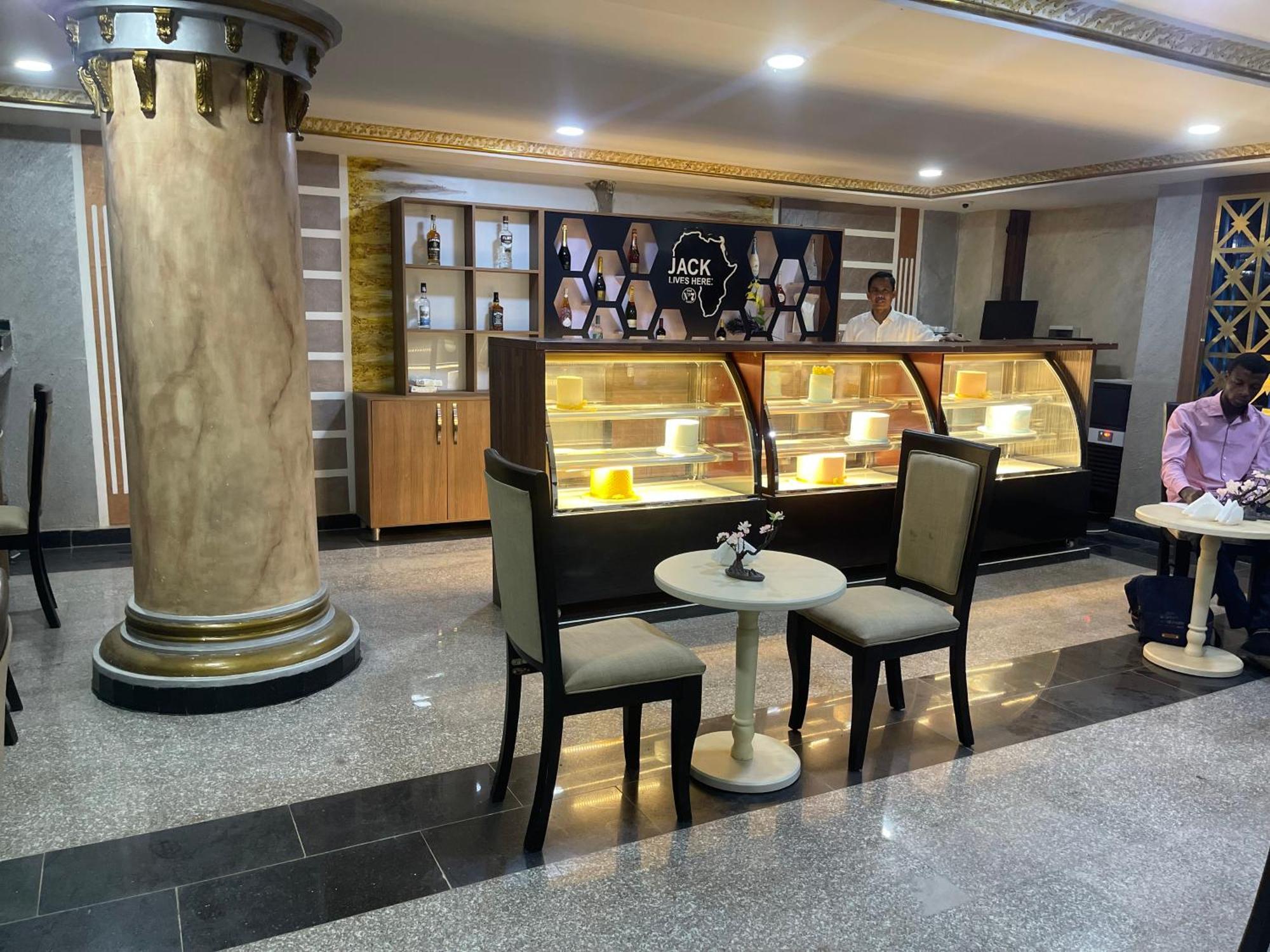 Aa Hotel And Suites Абуджа Экстерьер фото