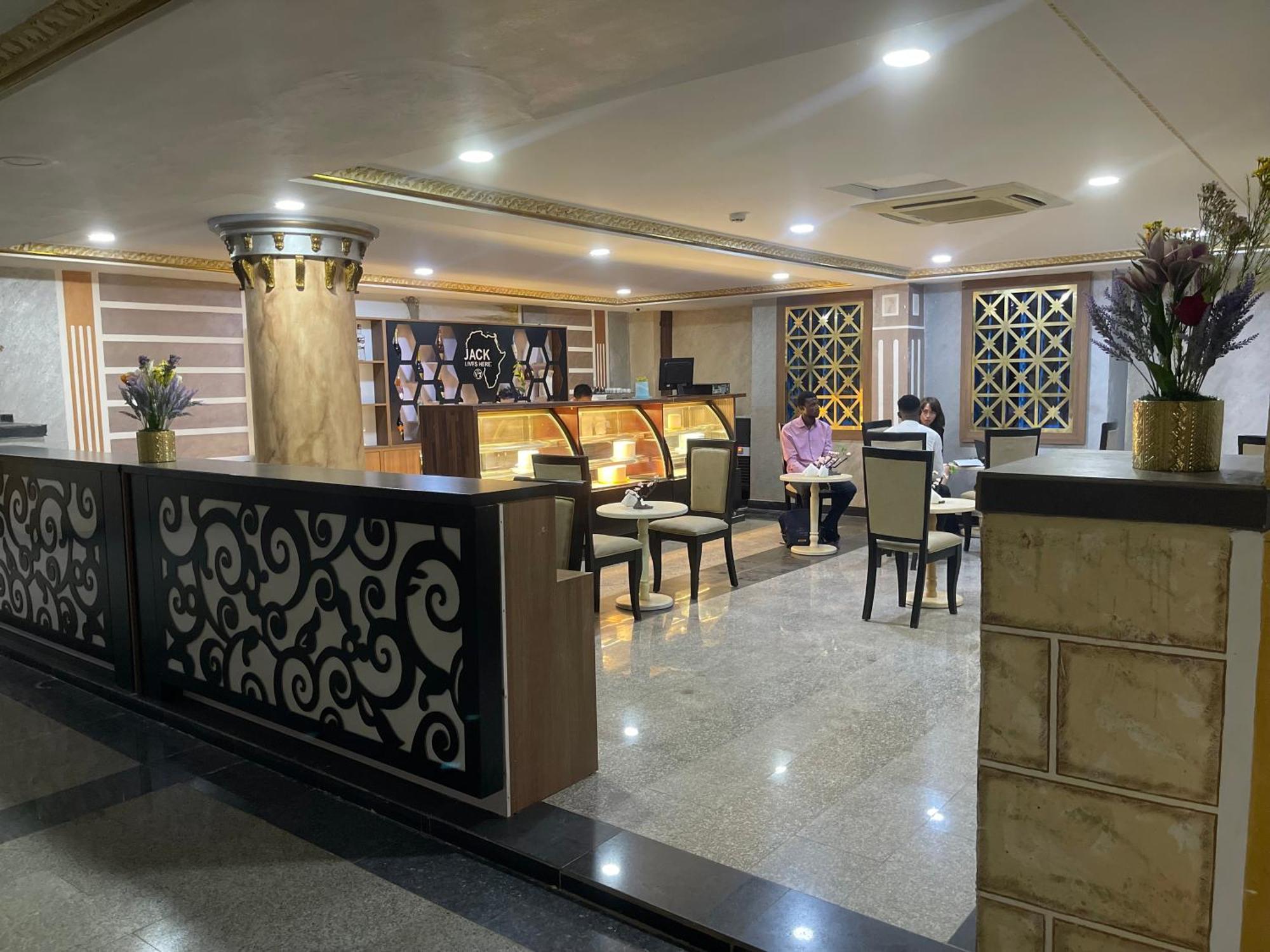 Aa Hotel And Suites Абуджа Экстерьер фото