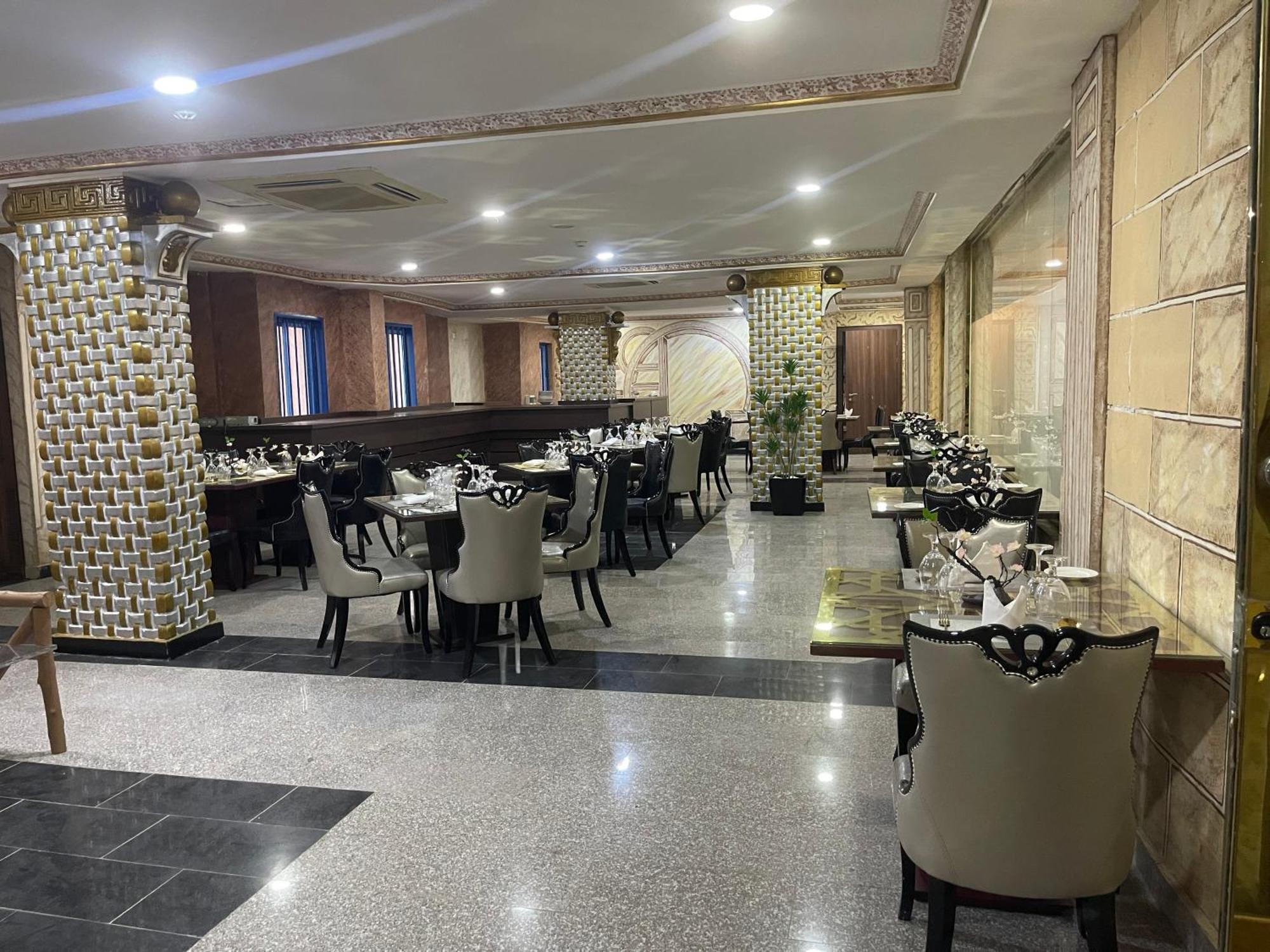 Aa Hotel And Suites Абуджа Экстерьер фото