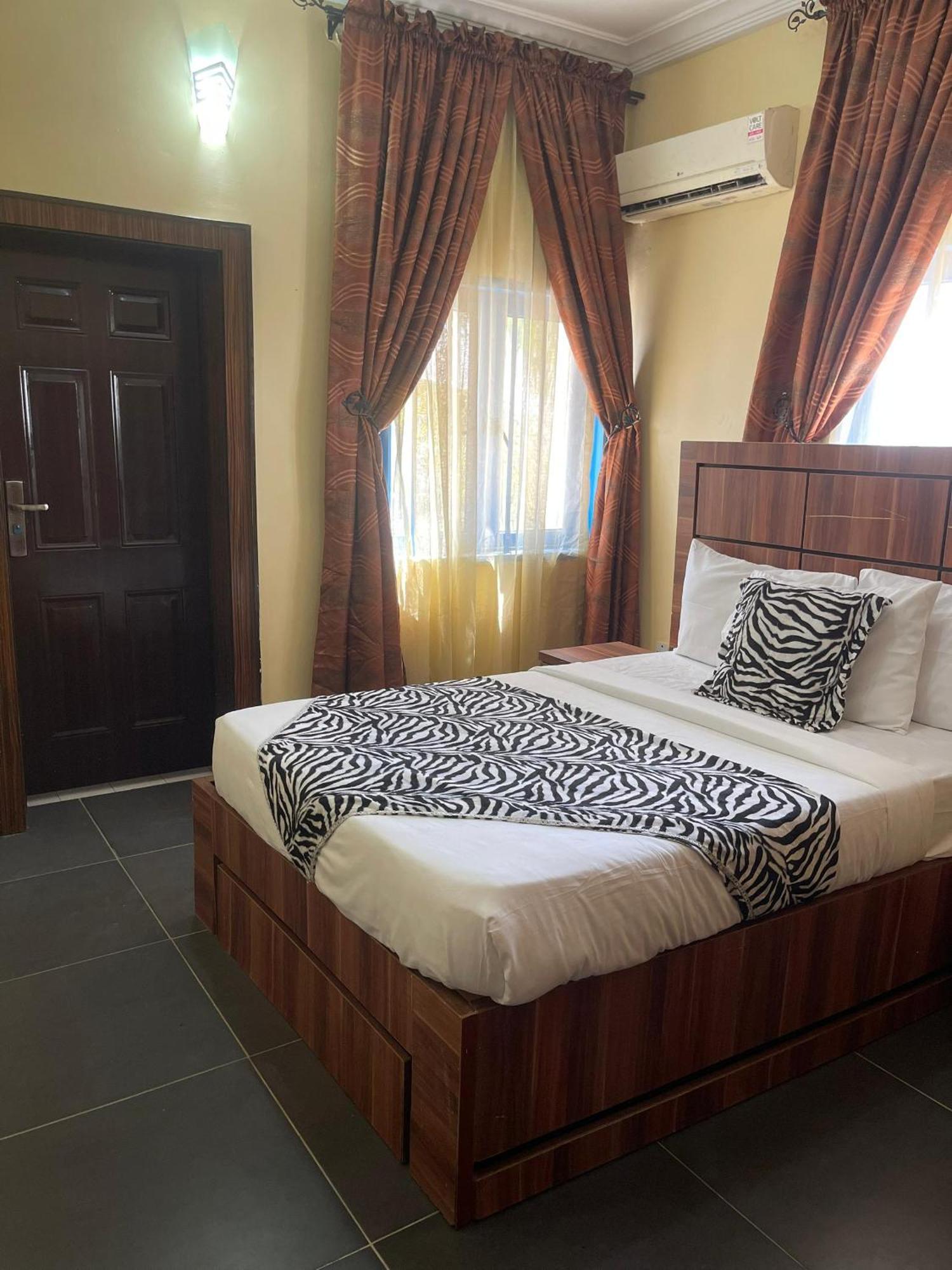 Aa Hotel And Suites Абуджа Экстерьер фото