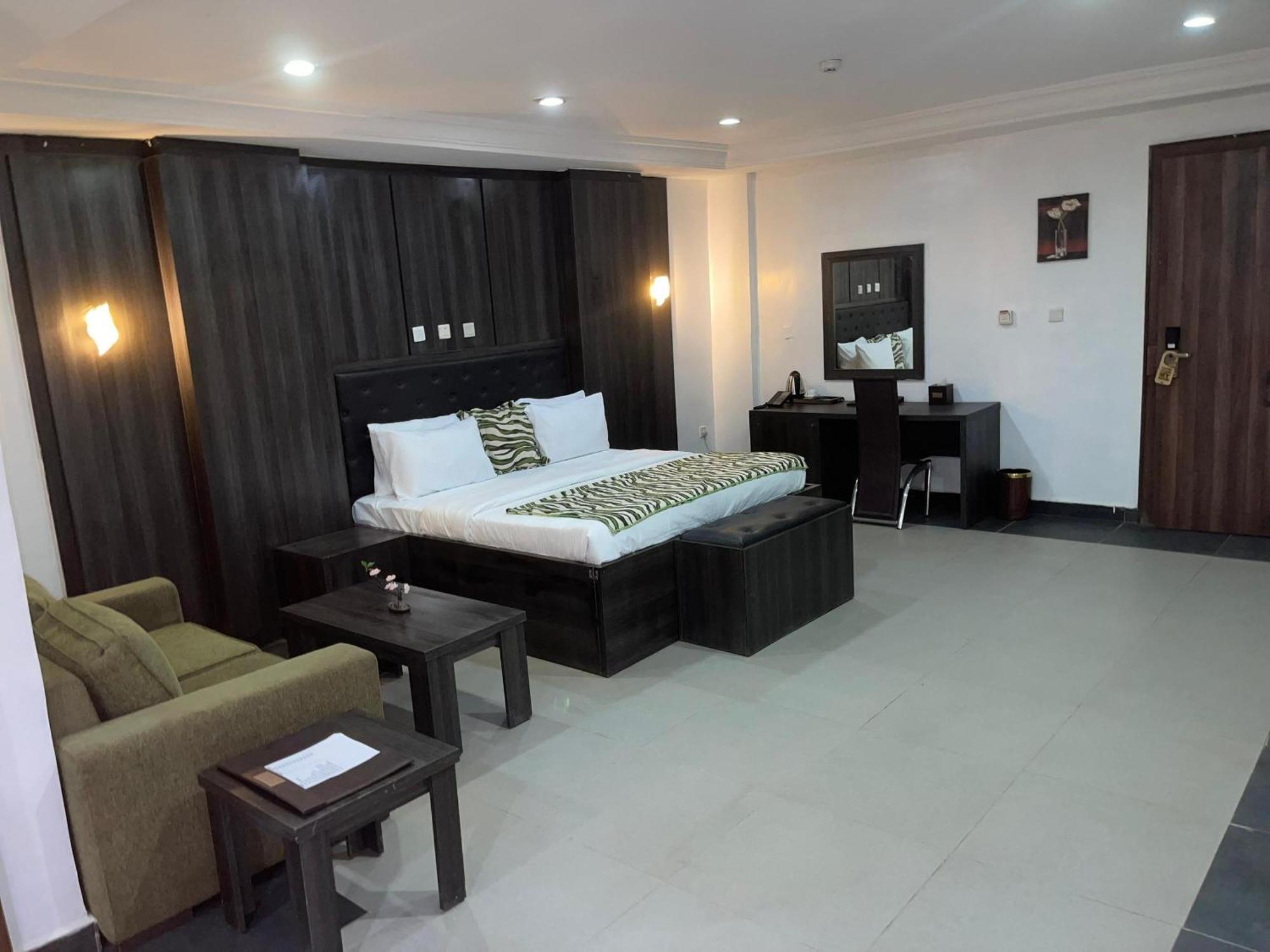 Aa Hotel And Suites Абуджа Экстерьер фото